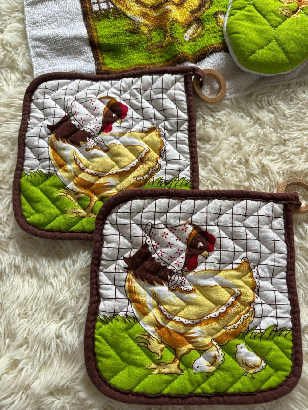 Vintage Hen Kitchen Towel, Oven Mitt & Pot Holders Set - Yellow, Green, Brown